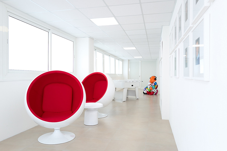 sala d'attesa con spazio relax dentista Studio dentistico e di medicina estetica a Cattolica Jacopo Ferrarini